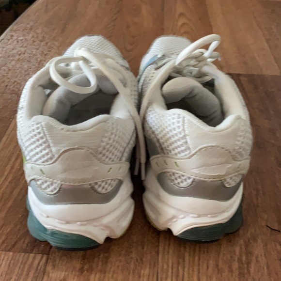 Avia size 10 athletic shoes. Wide fit. - Picture 14 of 16